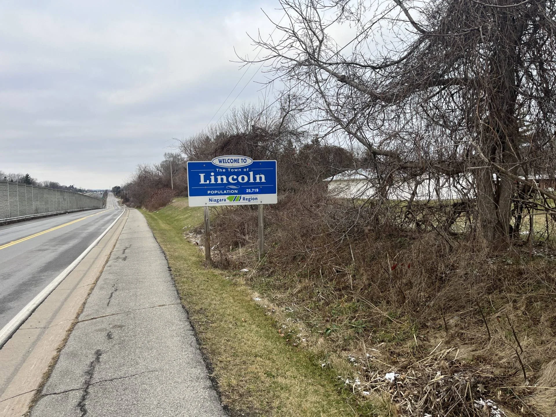 Lincoln, Niagara highway sing board
